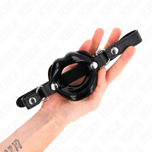 KINK - LIP 8 CM GAG MET ZWART KUNSTLEREN RIEM 63 x 2 CM VERSTELBAAR 39-58 CM