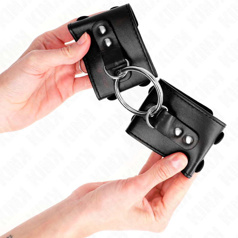 KINK - VASTE POLSBANDEN MET RING EN STUDS VERSTELBAAR ZWART 17-22 CM X 6.5 CM