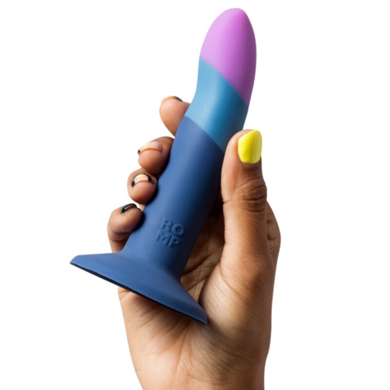 ROMP - PICCOLO HARNAS + SILICONEN DILDO MET DRIEKLEURIGE ZUIGNAP 14 CM